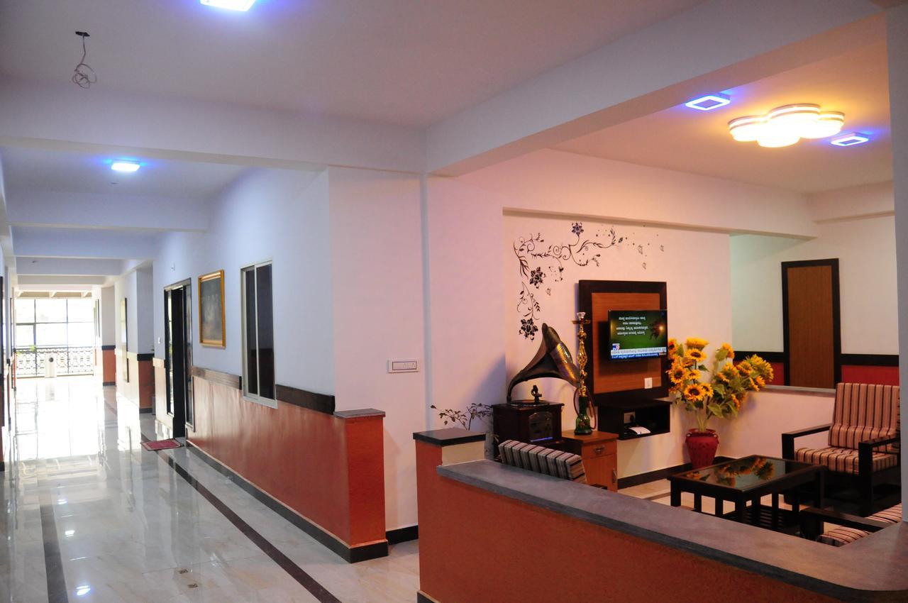 Hotel Alwesal International Madikeri Zewnętrze zdjęcie